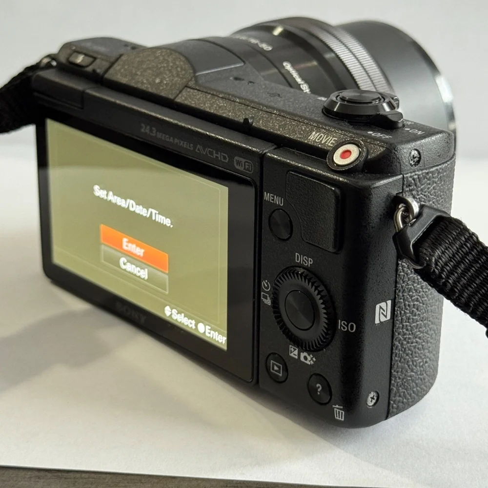 Sony a5100 *BUNDLE* 16-50mm Lens Camera with 3-Inch Flip Up LCD w/accessories